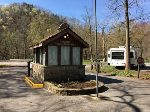 DALE HOLLOW DAMSITE-REGISTRATION CENTER