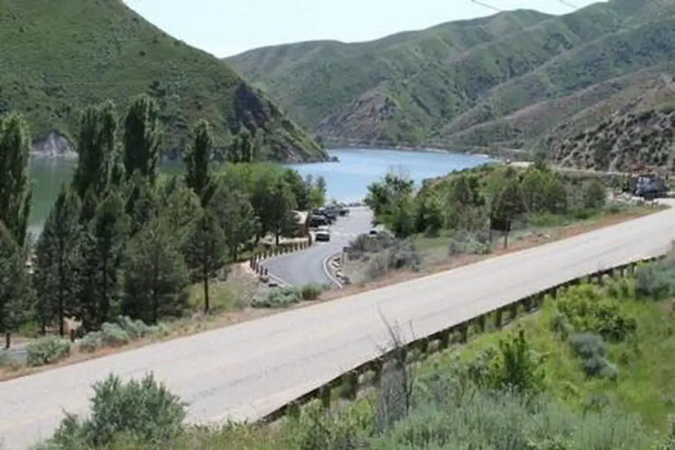 MACKS CREEK PARK - ENTRANCE ROAD