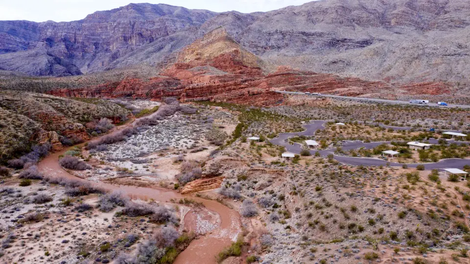 Virgin River flowing next to the Lower Loop
