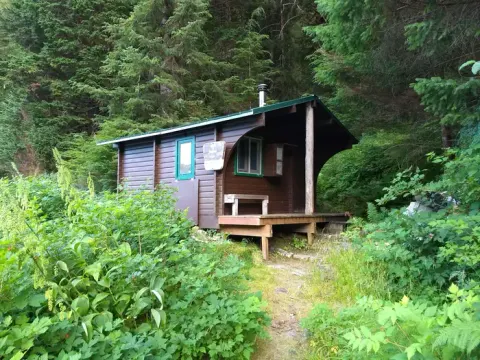 BARANOF LAKE CABIN2